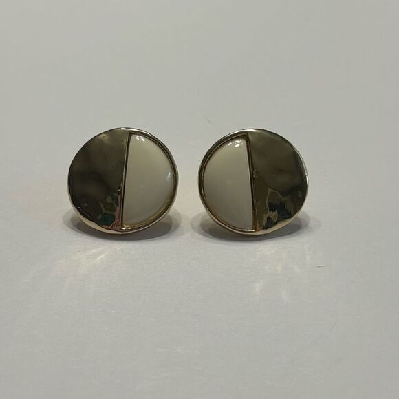 Vintage Women’s Gold Tone and Ivory Split Stud Clip on Earrings Costume Jewlery - Picture 2 of 6